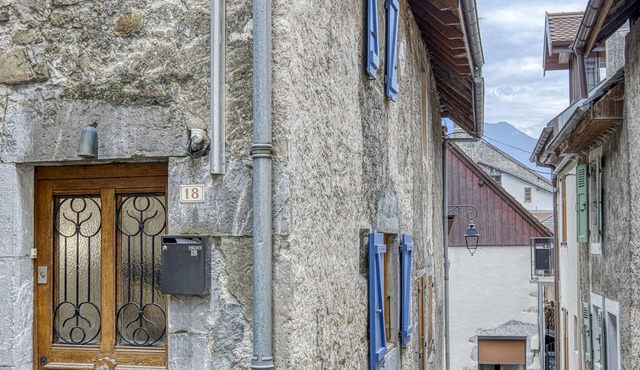 Welcome to Les Volets Azur, a lovely fully renovated village house, ideal for a romantic getaway in the heart of Menthon-Saint-Bernard. Nestled between lake and mountains, this cozy home offers a peaceful and warm atmosphere.