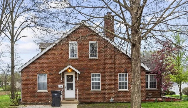 Welcome to a quiet and charming 2-bedroom duplex with lots of amenities