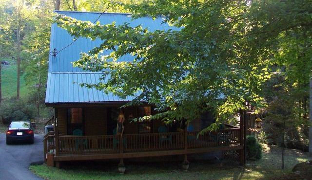 Welcome to Almost Heaven. Short walk to Summersville lake! Sleeps 8, hot tub.