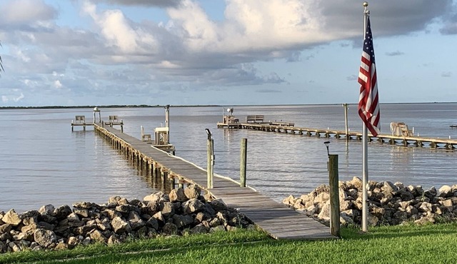 Welcome to "Barn on The Bay" 4bdr w 300' Lighted Pier on Turtle Bay