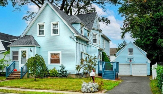 Welcome to Blue Haven: Comfort and Charm~Steps from the Beach!