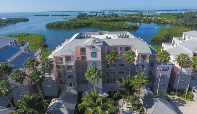 Welcome to Boca Breeze! Harbor view!