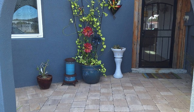 Welcome to Casita Canal! Fabulous studio apartment on a canal with a pool.