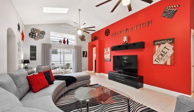 Welcome to Celebration Villa, 3 miles from Disney World, southfacing pool/spa