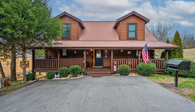 Welcome to CMC Stays - Living the Dream Cabin! Discover your perfect mountain getaway at this beautiful 3-bedroom, 3.5-bath cabin located close to the Pigeon Forge Parkway. 3 bedrooms, 3 bathrooms, pet-friendly, and can accommodate 10 people.