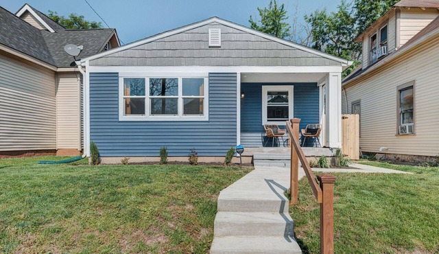 Welcome to Deja Blue! 3-bedroom house near downtown Indianapolis & pet-friendly