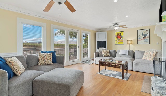 Welcome to Evelyn's Cottage! The most conveniently located stay in Lonon