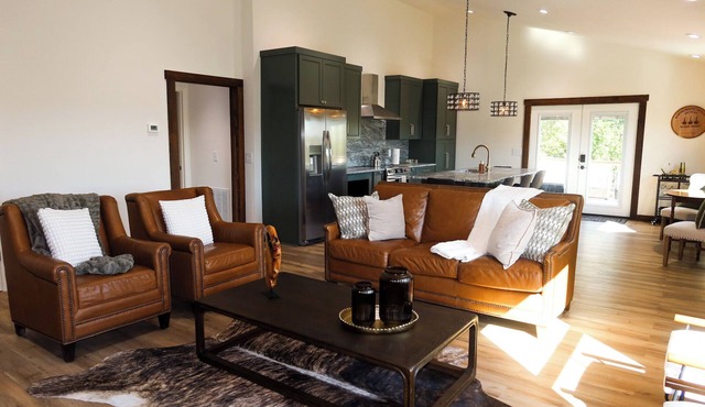 Welcome to FarRhode Stable! A new, charming, 3 bedroom, 2-bathroom luxury condo perched above a beautiful barn. You will feel like a true Kentuckian with the gorgeous views of horses, cattle, donkeys, & even ducks! Book now for a perfect stay!