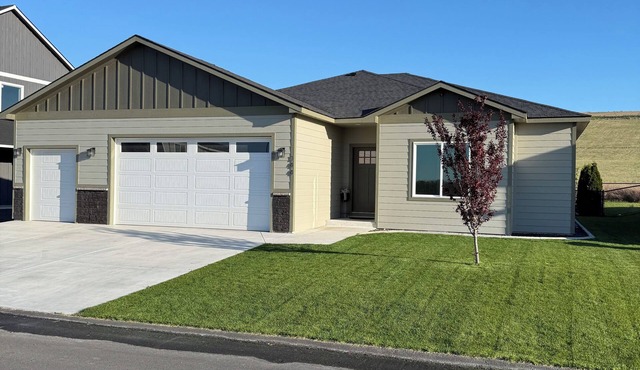 Welcome to Fins, Feathers & Fairways located in the Legacy Golf Course!