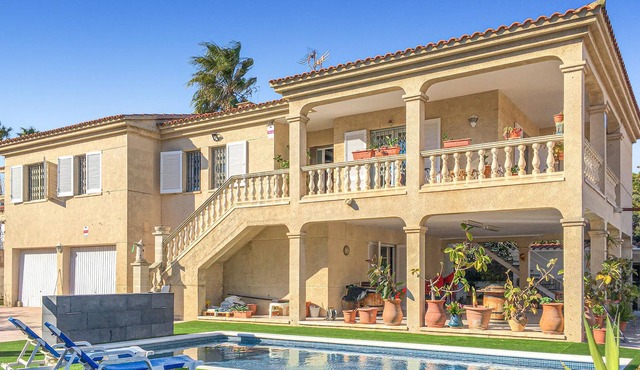 Welcome to Francás ? Discover a unique oasis in northern Spain.