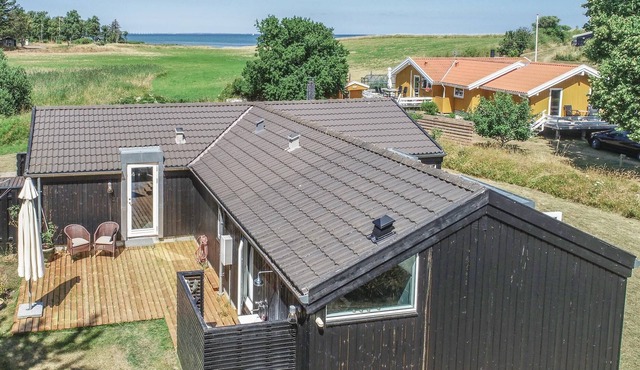 Welcome to Fyns Hoved and this beautiful, well-divided vacation home. Here you get the feeling of ho