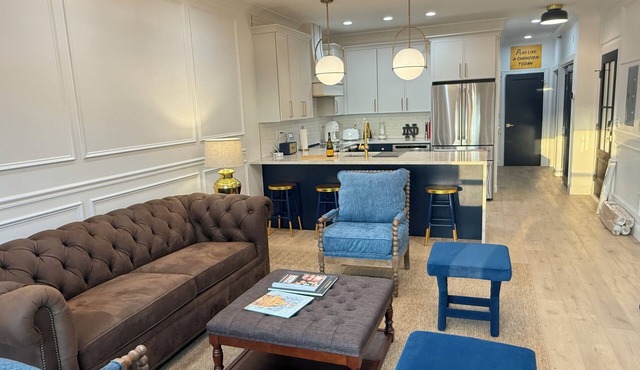 Welcome to Golden Dome Retreat! Less than 3/4 mile from campus -Luxury condo!