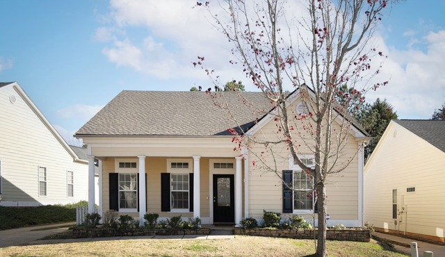 Welcome to Healing House, a charming 3-bedroom house with WiFi, AC, free parking