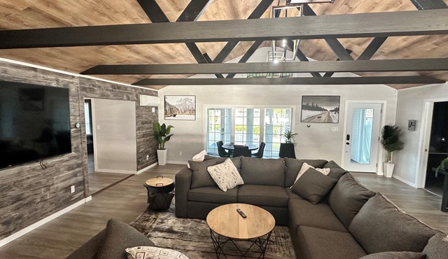 Welcome to HoneyScape - Newly Renovated 5 Bedroom Cottage