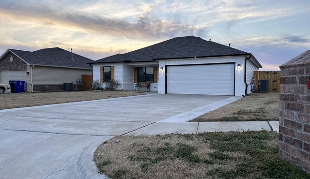 Welcome to Innovators Home Broken Arrow with Large Driveway