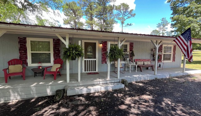 Welcome to Jireh's Haven Quiet, Charming 3 Bedroom Farmhouse