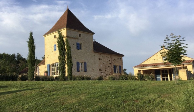 WELCOME TO LA QUINTOU, RUSTIC HOLIDAY HOUSE ON THE BORDER OF THE LOT AND DORDOGNE