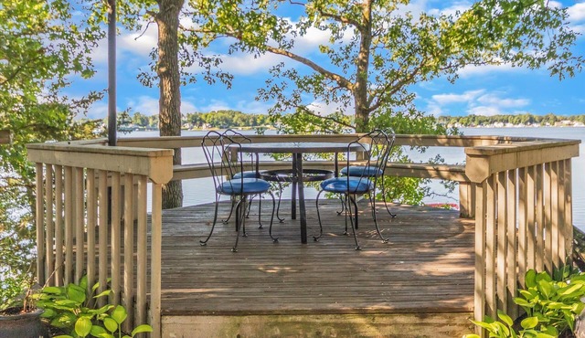 Welcome to Lake Life! Your spacious WATERFRONT getaway on an all sports lake! 😎