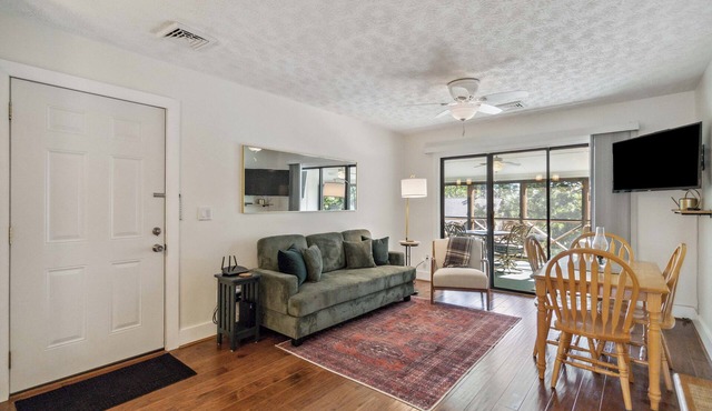 Welcome to Lakeside Oasis – A Lakeside Getaway