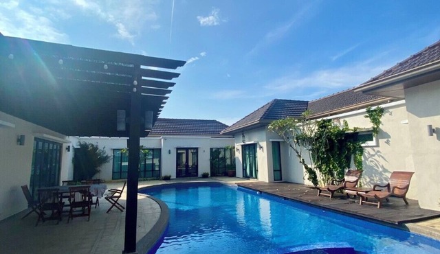 Welcome to Laman Abang Bali-styled Villa, a great spot to experience Banting🏡