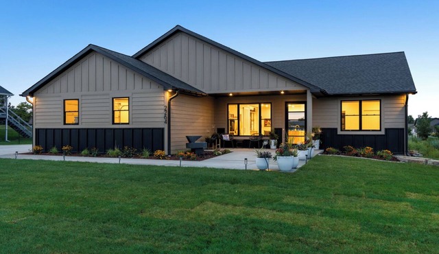 Welcome to Lucky 13 Luxurious, private escape on Lake Hills Golf Course.