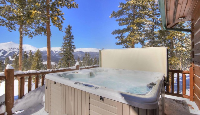 Welcome to Lucky Us Cabin! Private + Close to Town
