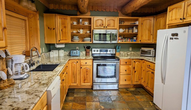 Welcome to Maggie's Cabin-Rexford home sleeps 7 with boat rental also available