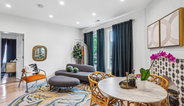 Welcome to Midtown Muse — a bold 3BR/3BA retreat where artful design and luxe finishes set the tone. Enjoy layered textures, curated style, and walkability to Piedmont Park. Perfect for travelers seeking comfort, creativity, and a central location.