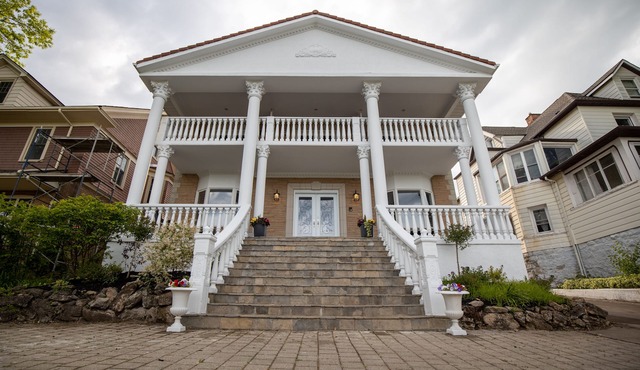 Welcome to Niagaraluxurysuites one of the closest vacation home near the falls!