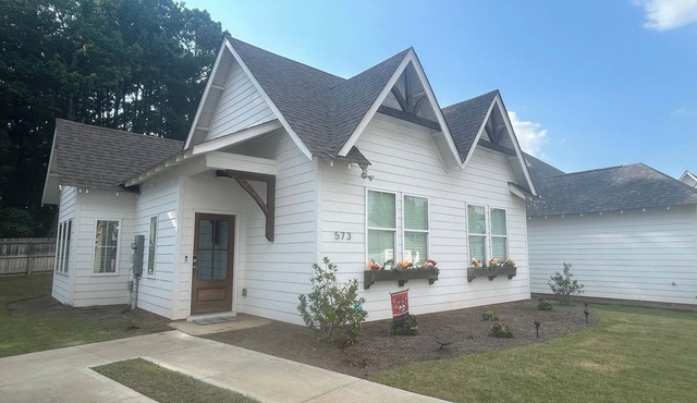 Welcome to Ode to Aubie! Full house 3 bedroom - 1.4 m to the Stadium!