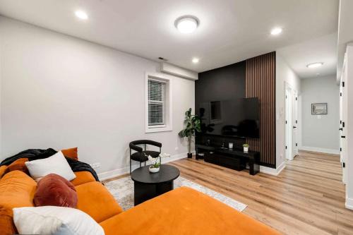 Welcome to our Charming 2BD 2BA Pilsen Apartment