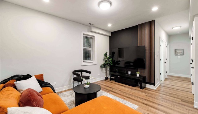 Welcome to our Charming 2BD 2BA Pilsen Apartment