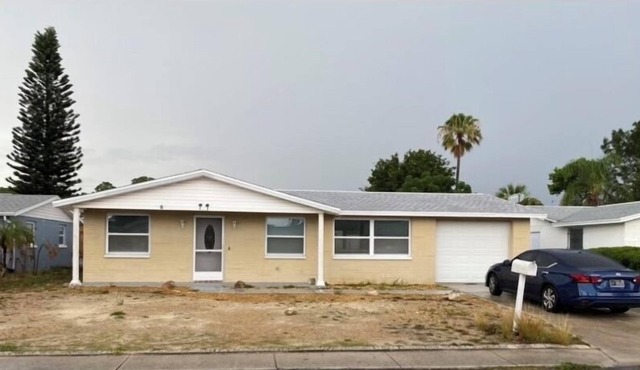 Welcome to our cozy holiday home! min from multiple beach near and entertainment