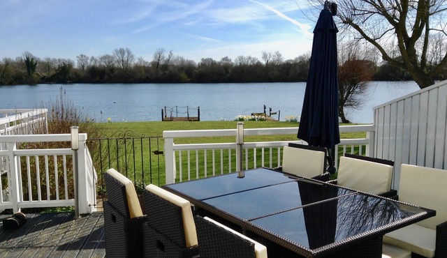 Welcome to our lakeside holiday home in the heart of the Cotswold Water Parks