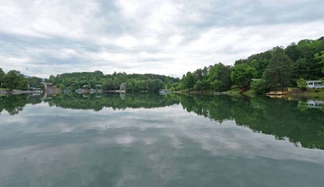 Welcome to our lake house in this "tranquil cove" on Lake Chatuge