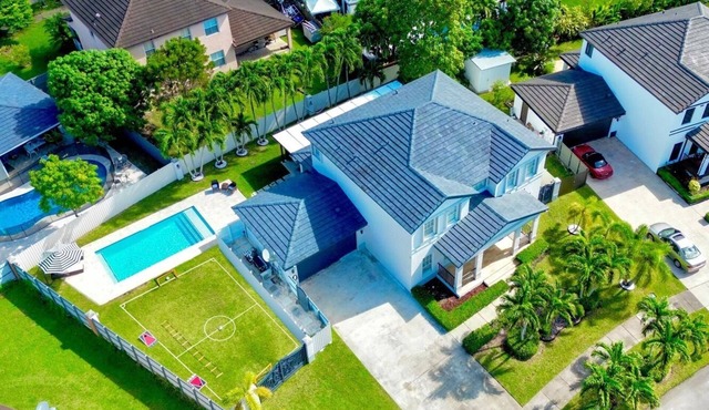 Welcome to our Miami Getaway! Discover our stylish, comfortable luxurious villa!
