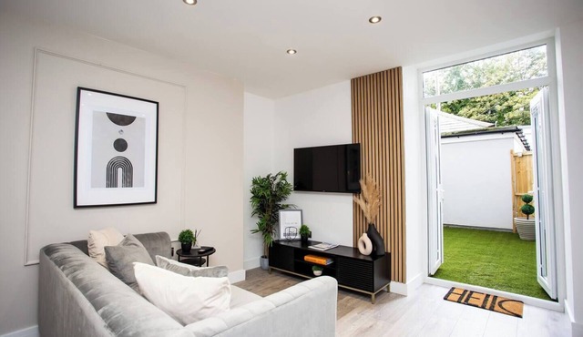 Welcome to our newly refurbished modern apartment. Enjoy a stylish experience at this centrally-located cosy nest on Roker sea front. Situated just a stone’s throw away from the beautiful North East coast Seaburn.