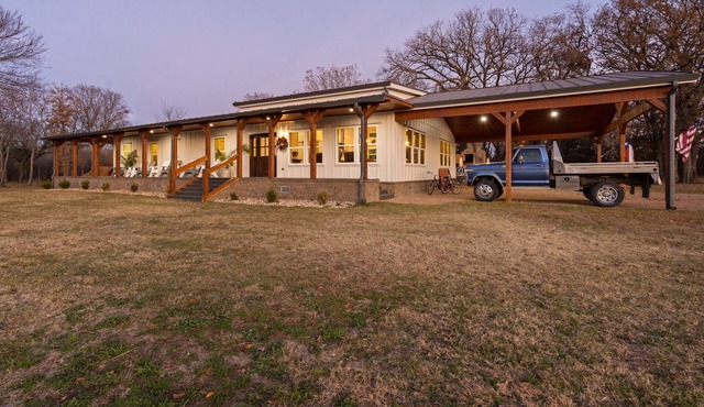 Welcome to our picturesque ranch oasis less than 1 hour from DFW!