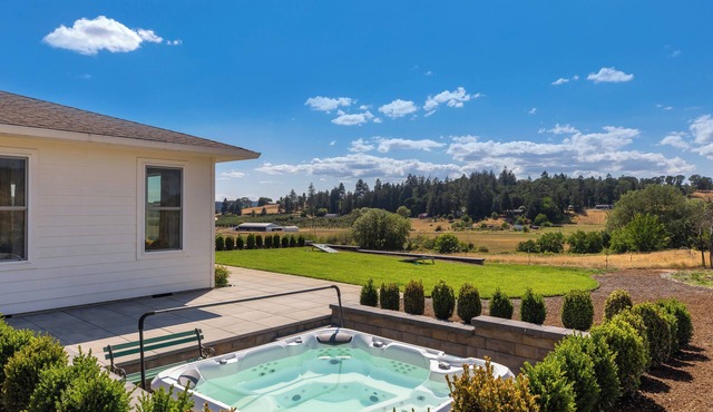 Welcome to Oz: A Vibrant Extended Stay Vineyardside Estate!