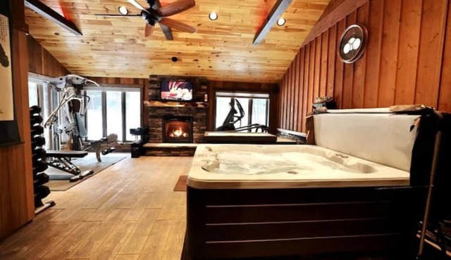 Welcome to Papa Smurfs Lakefront getaway with spa!