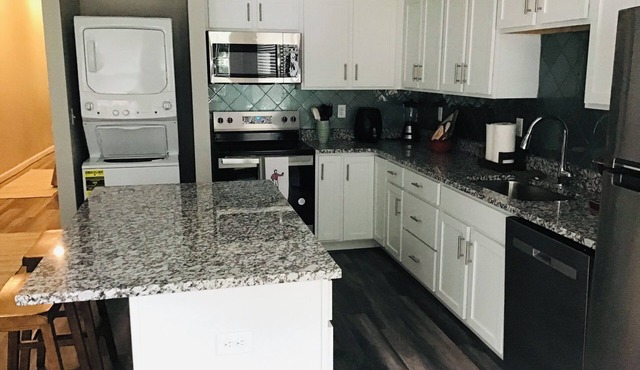 Welcome to Papas Place! Cozy bungalow located 3 miles from Churchill Downs!