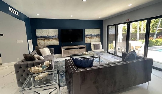 Welcome to Paradise! 1 mile to beach heated pool!