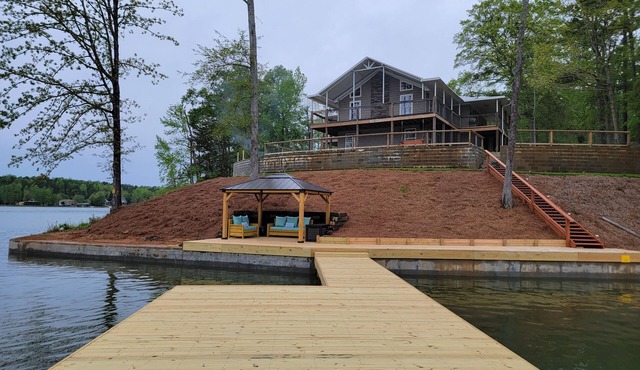 Welcome to Paradise: Stunning Lakefront Home on Lake Martin!