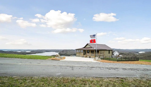 Welcome to Paradise @ The Pointe where the views are absolutely breathtaking.