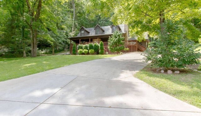 Welcome to peaceful Parkview Hollow, Gated Community 1 mile from lake!