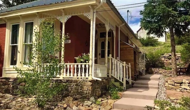 Welcome to Pembroke Cottage in Central City CO! 2 bed/1 bathnParking for 2 cars