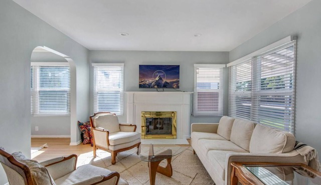 Welcome To Riverside! Spacious | Cozy | Central