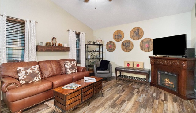 Welcome to Rustic SMAK SHAK – Your Forest View Getaway!