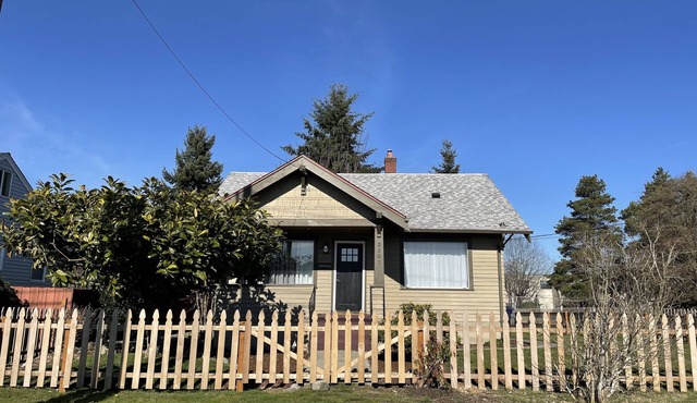 Welcome to S 25th St.! 2 BR 1 BA + Bonus Space