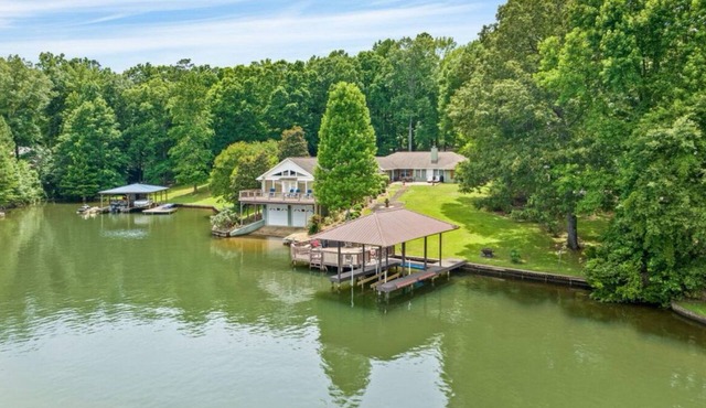 Welcome to Samantha Place Retreat on beautiful Lake Martin ! 6 Br/4Ba
